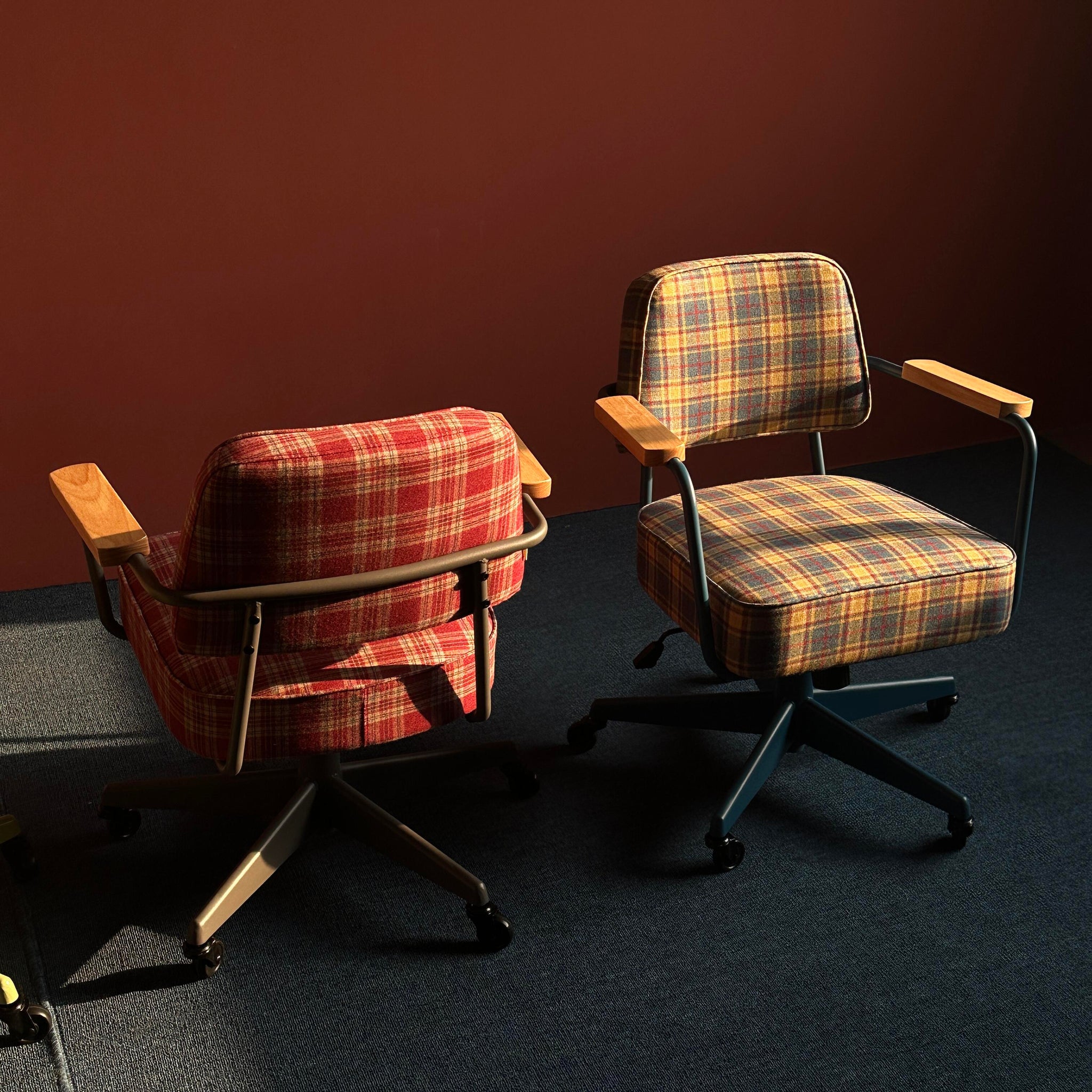 The perfect combination of vintage and fashion: the plaid office Chair | the Ultimate Chair Experience