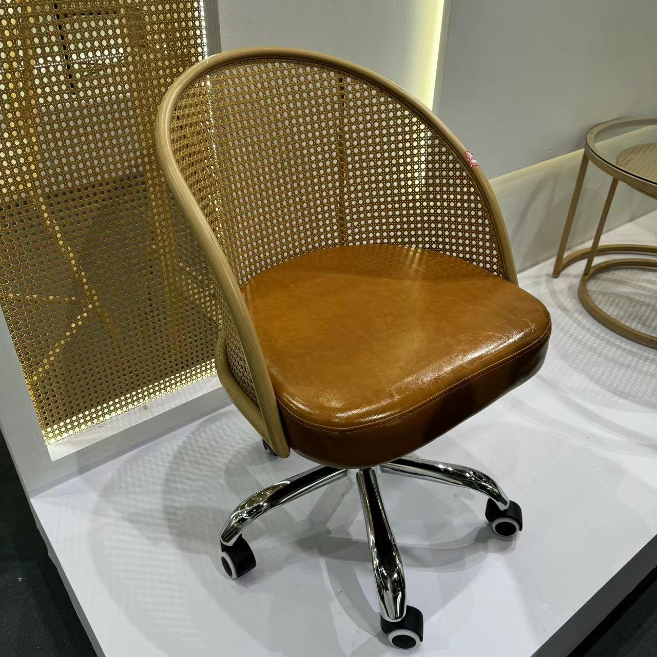 Stylish and Comfortable Swivel Chair: A Perfect Addition for Modern Workspaces