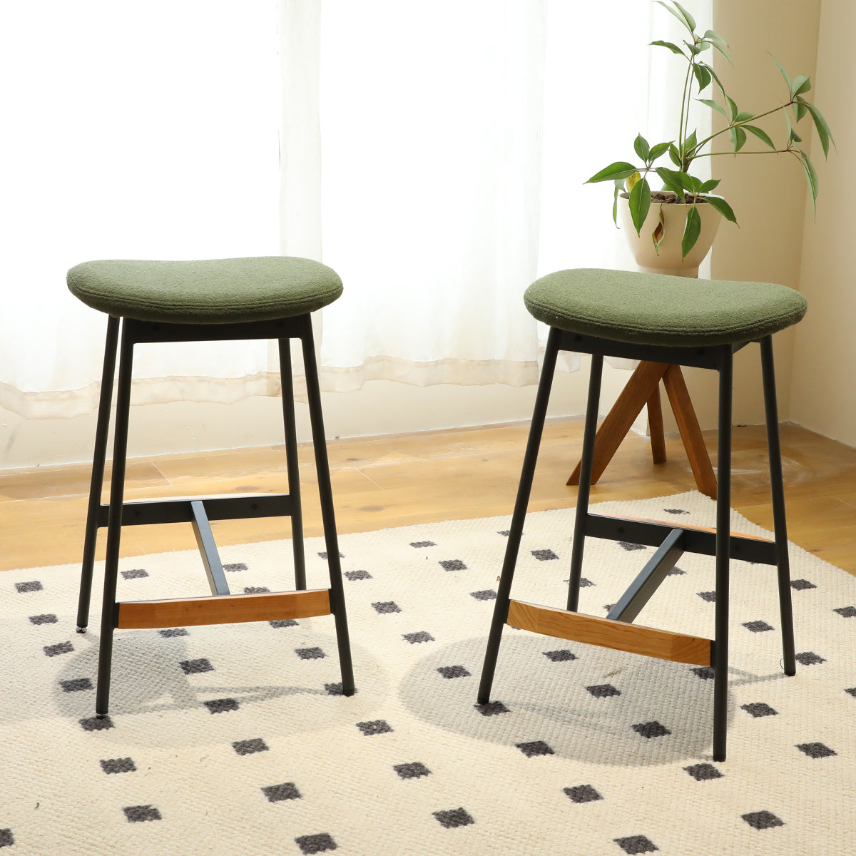 Modern Set of 2 Bar Stools Comfortable & Stylish Counter Height and Bar Height Bar Stools